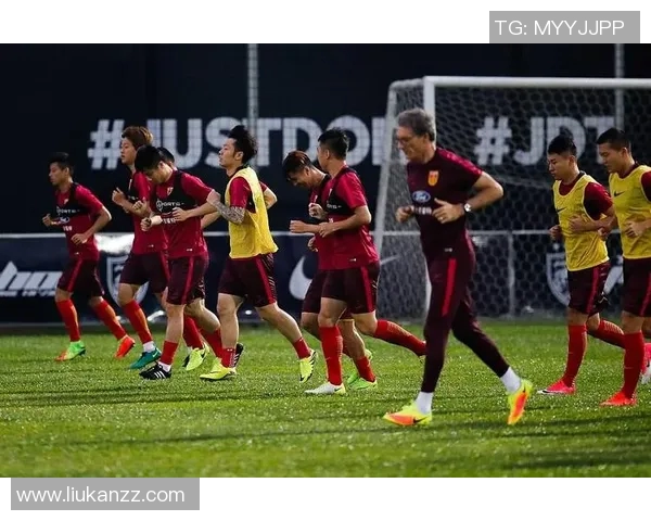 中国队迎战叙利亚全力争胜期待精彩对决展现足球魅力与团队精神